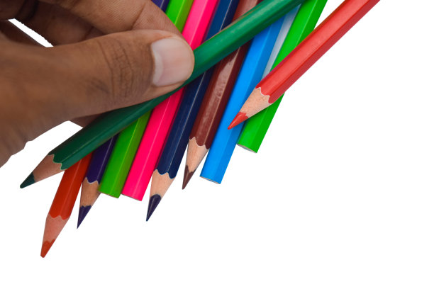 一个人把一支木铅笔蜡笔放在一行不同的木铅笔蜡笔上图片下载