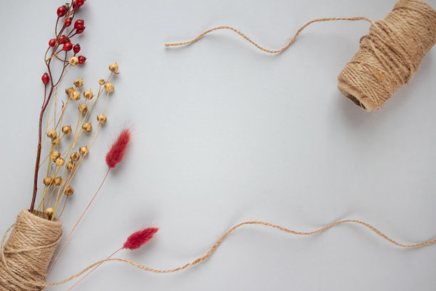 亚麻或大麻黄麻卷编织黄麻洗衣，袋或装饰，浅灰色背景与文本copyspace。手工DIY和爱好概念图片下载