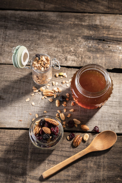 蜂蜜滴进玻璃瓶。图片下载