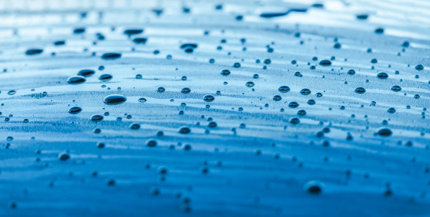 蓝色车身覆盖在水照片背景图片下载