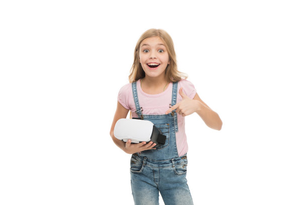 酷。网络游戏。未来的技术。虚拟现实令人兴奋。小女孩戴着vr眼镜，孤立在白色背景上。虚拟教育概念。现代生活。虚拟空间中的相互作用图片下载
