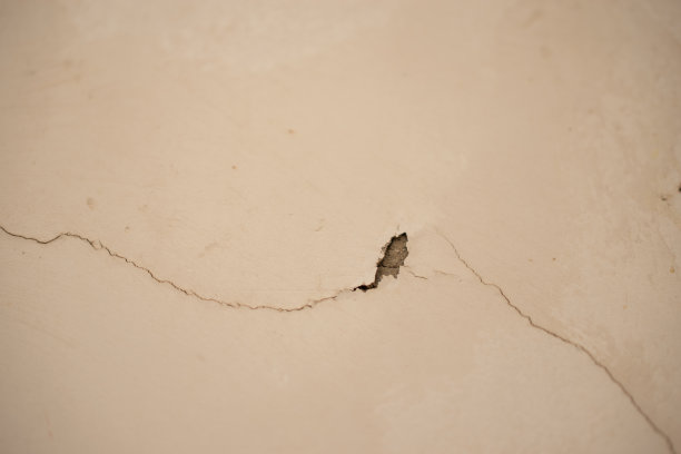 倒塌的房子白墙的图像图片下载