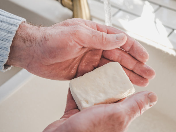 男人的手和一块肥皂图片下载