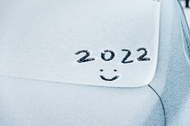 汽车挡风玻璃上写着2022年的新年图片下载