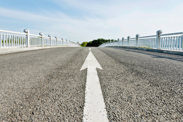 柏油路人行天桥上有白色箭头标志图片下载