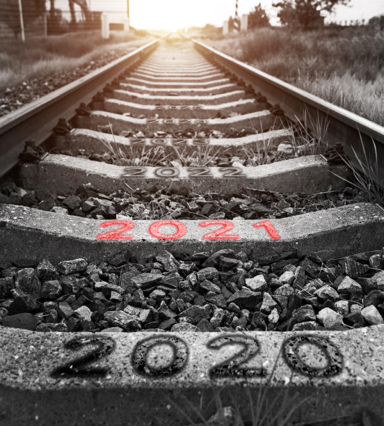 铁轨上有2021条铁轨图片下载