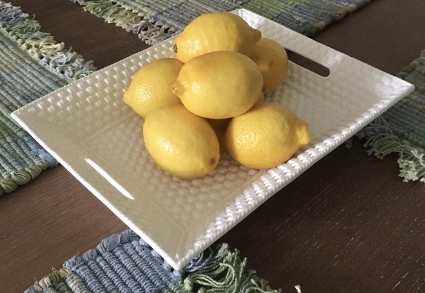 餐桌上的柠檬图片下载