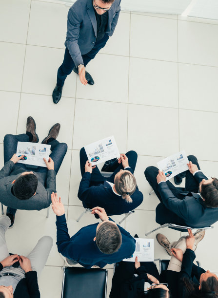 有财务文件的工作组坐在会议室里图片下载