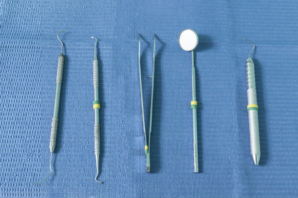 在一个现代牙科诊所牙医仪器的细节。图片下载