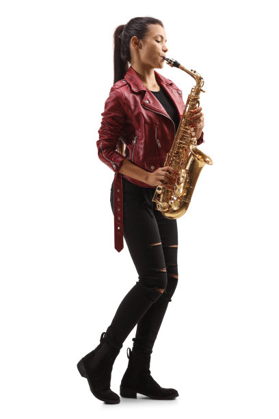 一个年轻的女性萨克斯管吹奏萨克斯管的全长镜头图片下载