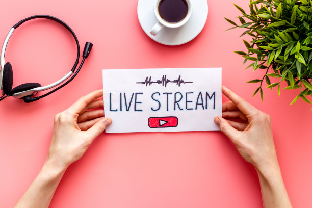 流媒体视频概念-在办公室工作场所的平板电脑。俯视图图片下载