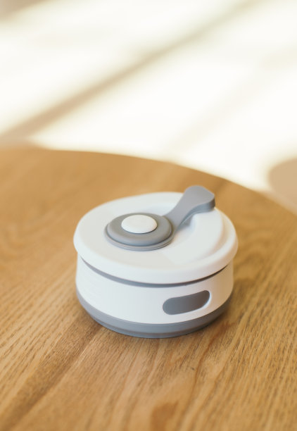 灰色可折叠硅胶杯的饮料无塑料在风格上的零浪费内部背景，特写。产品摄影。储物图片下载