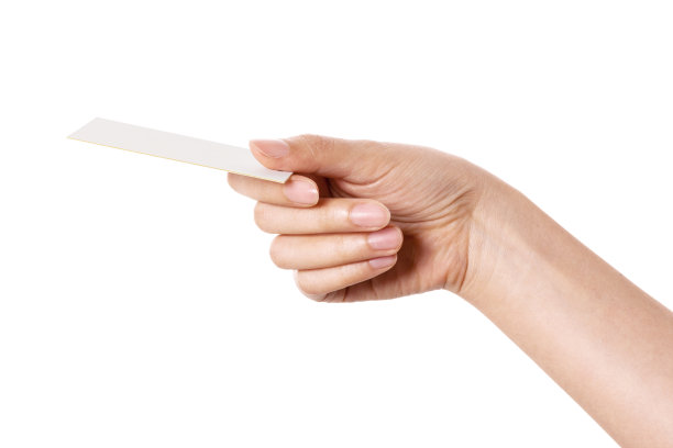 女人手里拿着一张空白的名片横放在白色孤立上。图片下载