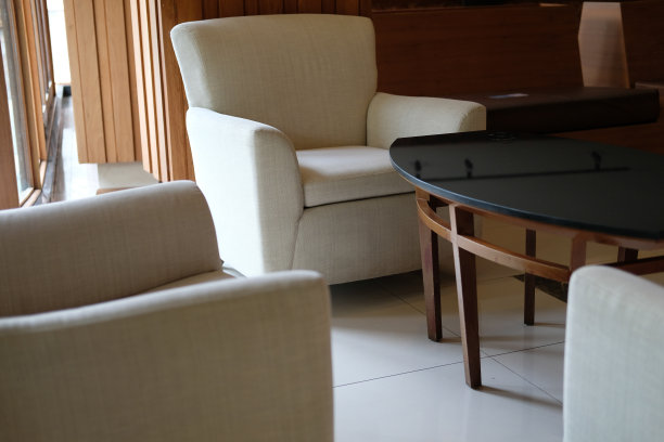 客厅米色的坐垫沙发、椅子、扶手椅。室内设计图片下载