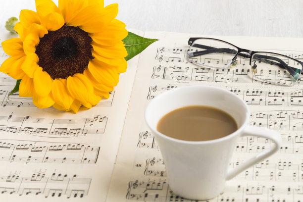 乐谱上有向日葵和咖啡图片下载