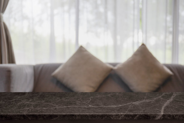 空的黑色大理石石材桌面和模糊的家庭内部与窗帘窗户背景。-可以用于展示或蒙太奇您的产品。图片下载