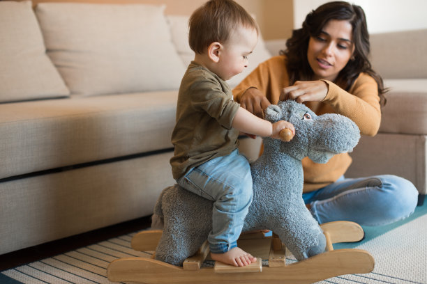 婴儿玩着摇摆木马图片下载