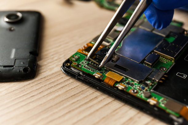 技术员在桌子上修理手机，特写图片下载