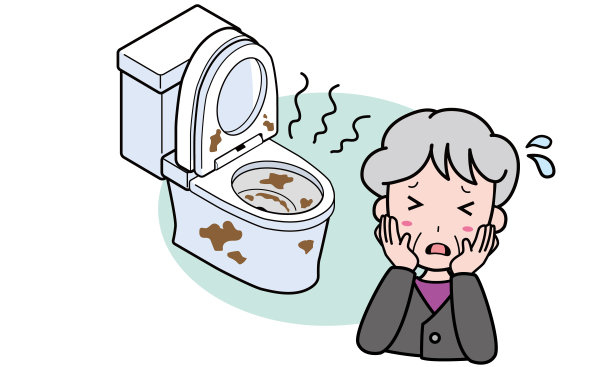 一位因为厕所漏水和地板脏而陷入困境的老妇人图片下载