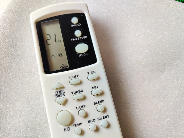空调遥控器与21°c温度隔离在白色背景图片下载