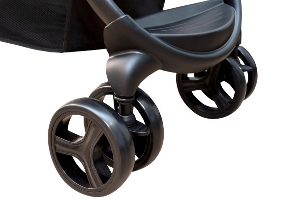 白色背景上婴儿车的车轮图片下载