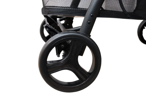 白色背景上婴儿车的车轮图片下载