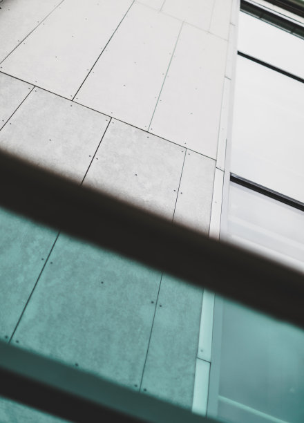 抽象的背景，线条，近距离细节的建筑创作由钢和玻璃，旁边的海洋图片下载