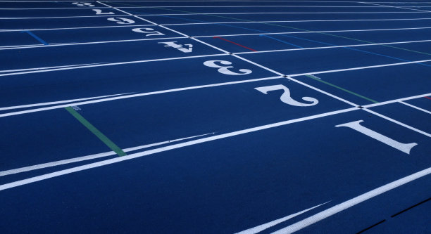 蓝色跑道和白色车道号码图片下载