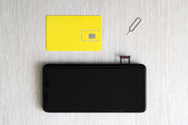 取代nano sim卡芯片的现代智能手机，特写查看。拷贝空间，用于设计和刻字的空白空间图片下载