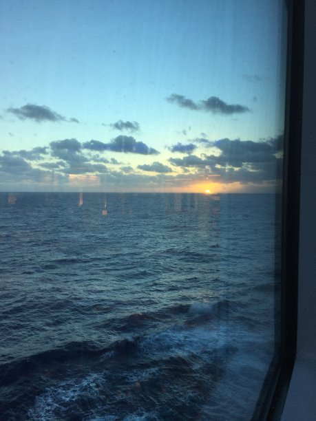 日落时开阔的海景窗景图片下载