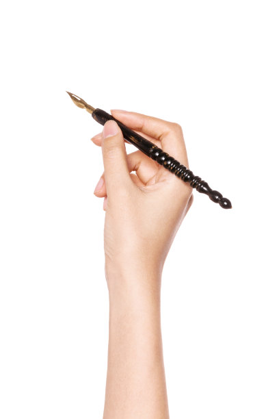 女人手牵着手，写着一支古老的笔孤立在白色上。图片下载