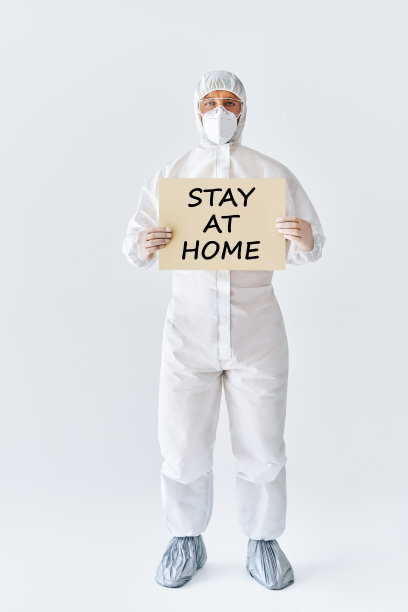 医生穿着防护服待在家里图片下载