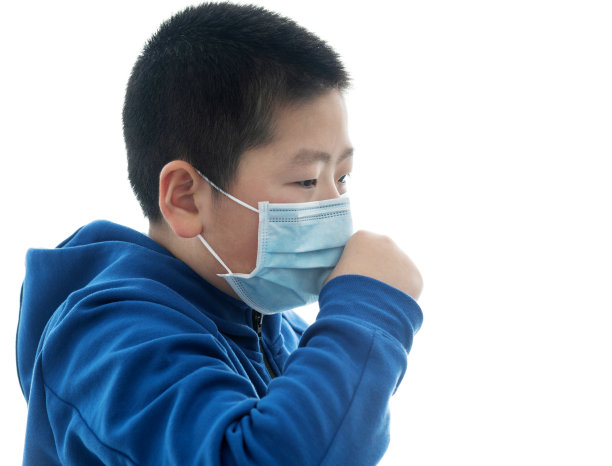 小男孩戴着外科口罩，背景是白色图片下载