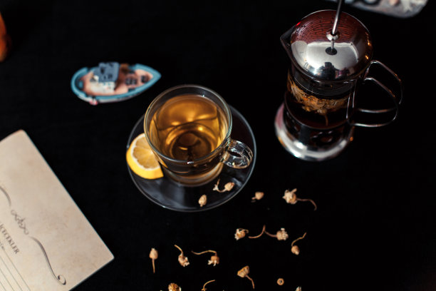 桌上放有凉茶装饰品图片下载