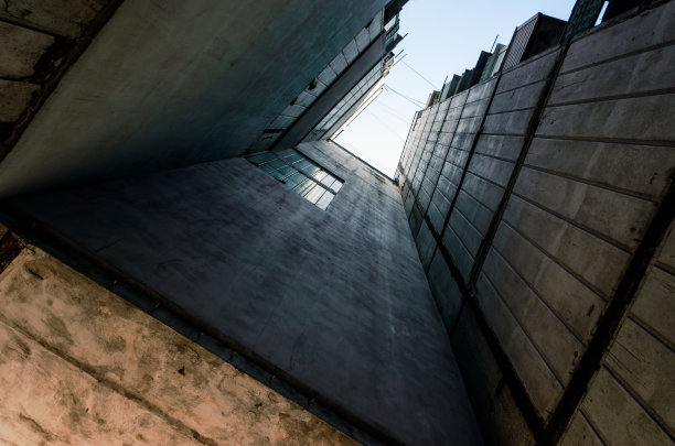 乌兰顿巴斯的古老灰色高楼图片下载