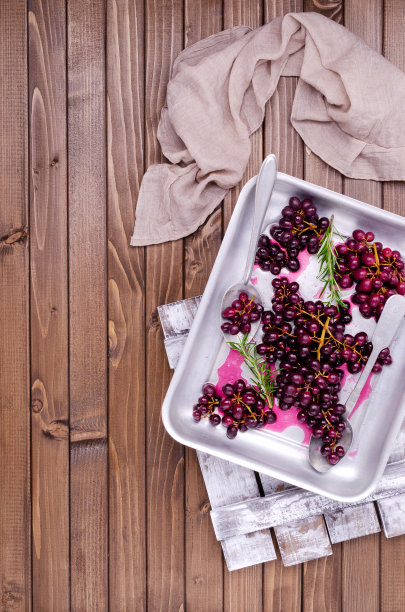 用迷迭香烤成串的黑葡萄图片下载