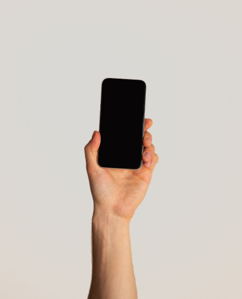男性的手显示智能手机与空屏幕在灯光背景，为移动应用程序设计的模型图片下载
