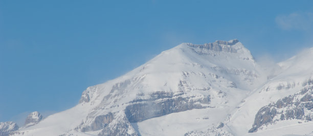 韦斯卡比利牛斯山脉的雪山。图片下载
