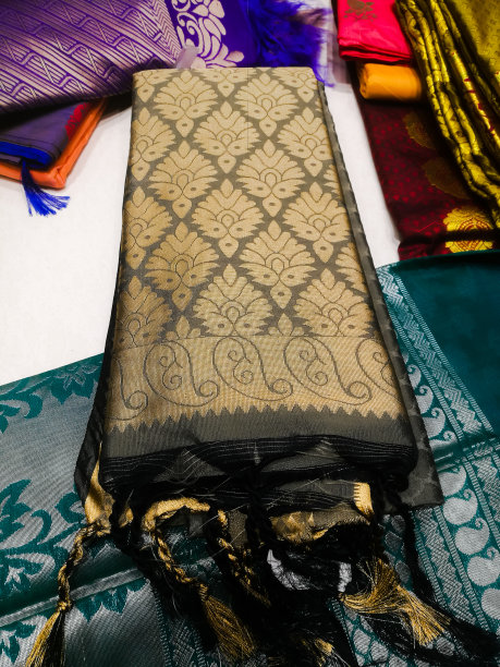 这是一个纺织品陈列室里悬挂纱丽和面料的特写镜头。图片下载