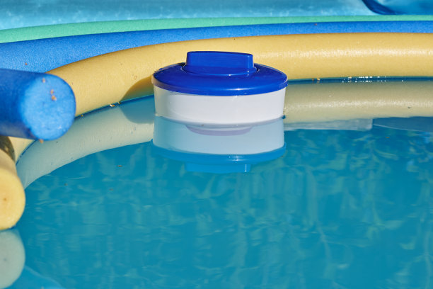 氯浮标和彩色池面。图片下载