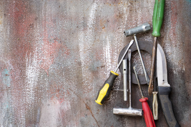 螺丝刀挂在磁铁上。工作工具的储存。图片设计和复制空间图片下载