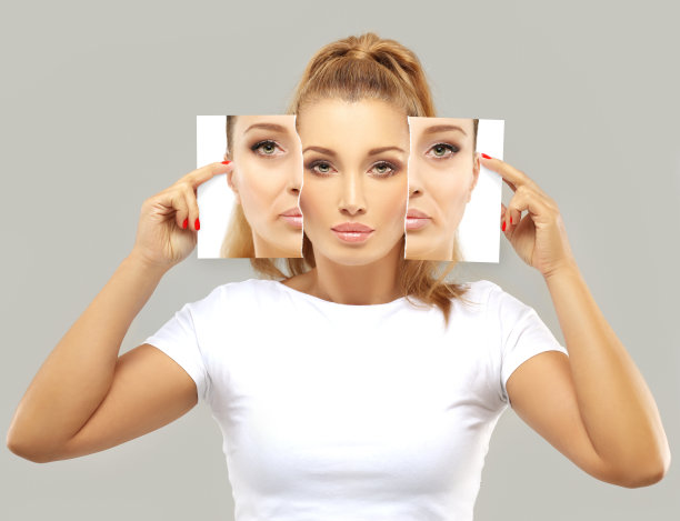 老化。成熟女人年轻的女人。面对皮肤问题。展示前后的照片图片下载