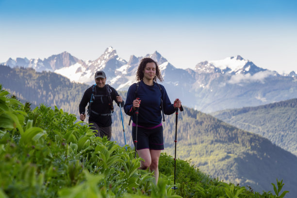 徒步旅行在加拿大的山区景观图片下载