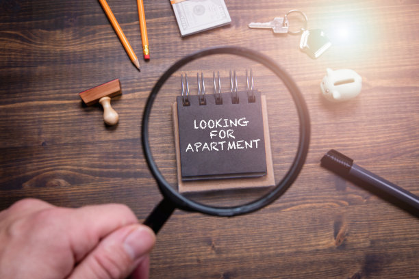 寻找公寓。搬家、新生活、学习、求职的理念。信纸，存钱罐，钱和办公用品图片下载