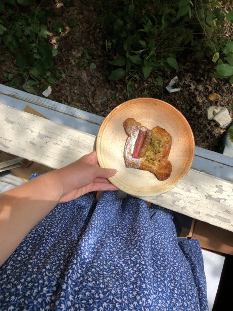 在甲板上享用的丹麦点心图片下载