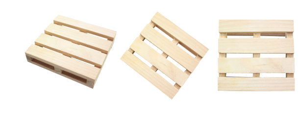 微镜头和近距离拍摄的红莲花(Gloriosa)盛开的绿叶在池塘。图片下载