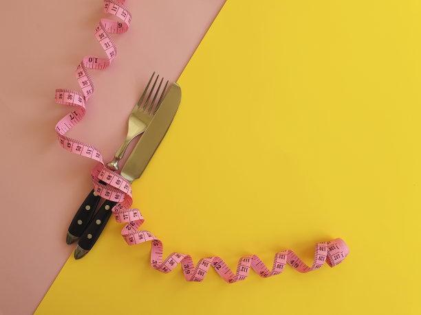 叉刀卷尺在彩色背景上图片下载