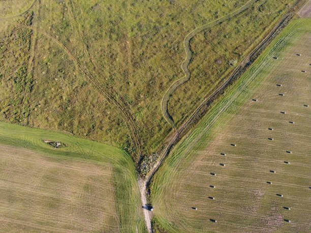 田野上一卷干草的航拍照片图片下载