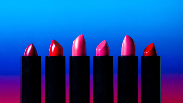 一套六种不同颜色的唇膏或唇彩。化妆师，图片下载