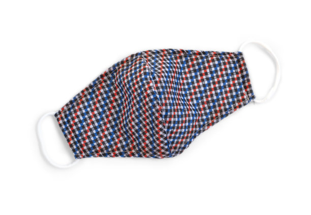 手工制作的彩色棉口罩，防止灰尘和病毒俯视图。防冠状病毒棉口罩。趋势安全的钱和DIY概念棉布图片下载